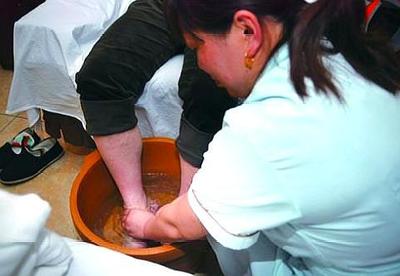 足浴店涉黄服务被查，四对男女当场被擒