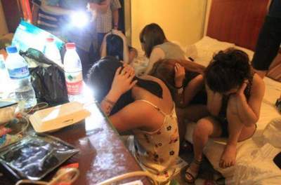 足浴店违法经营被查处 四名男子接受特殊服务当场被抓